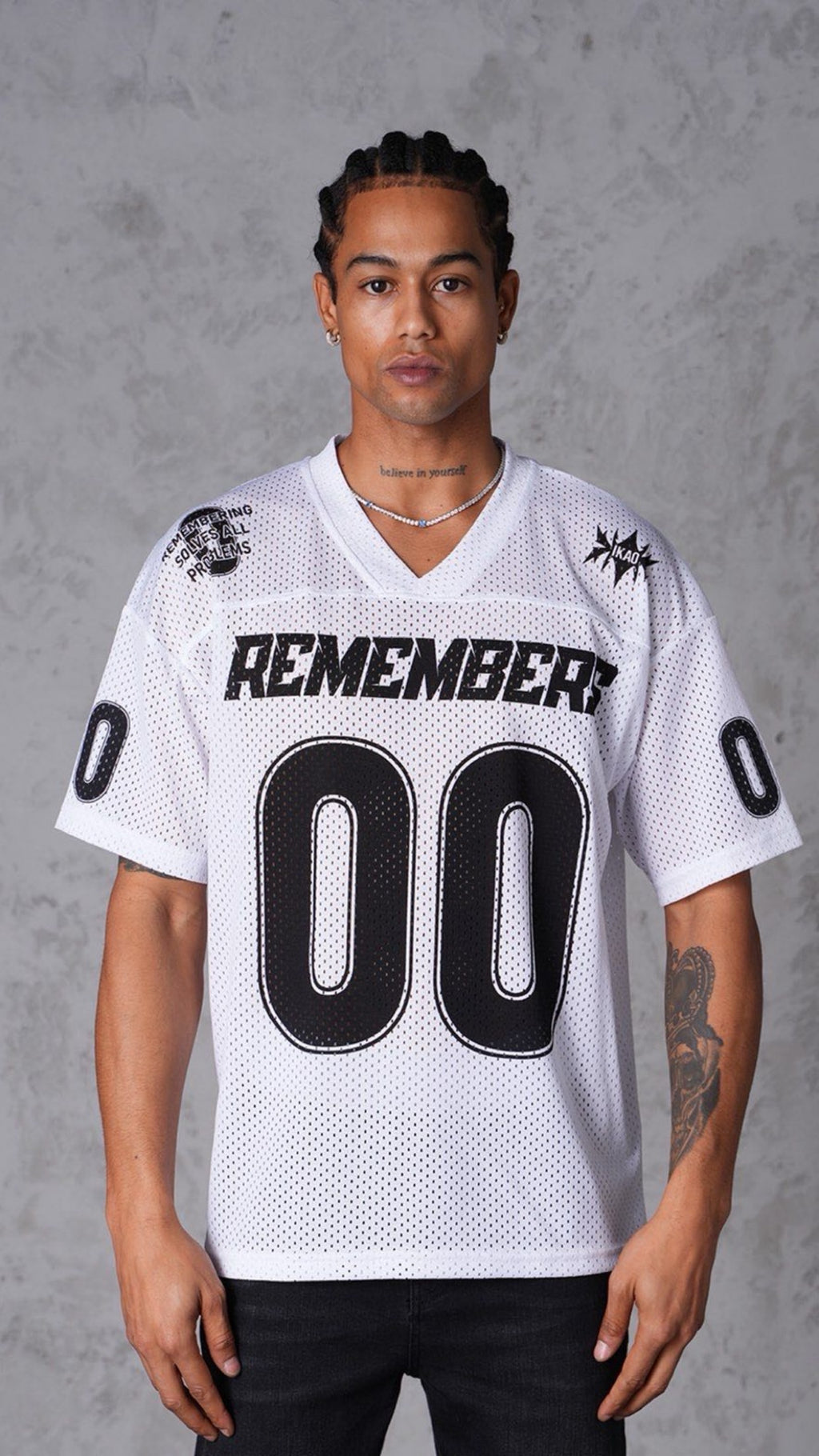 T-Shirt Col V Remember blanc