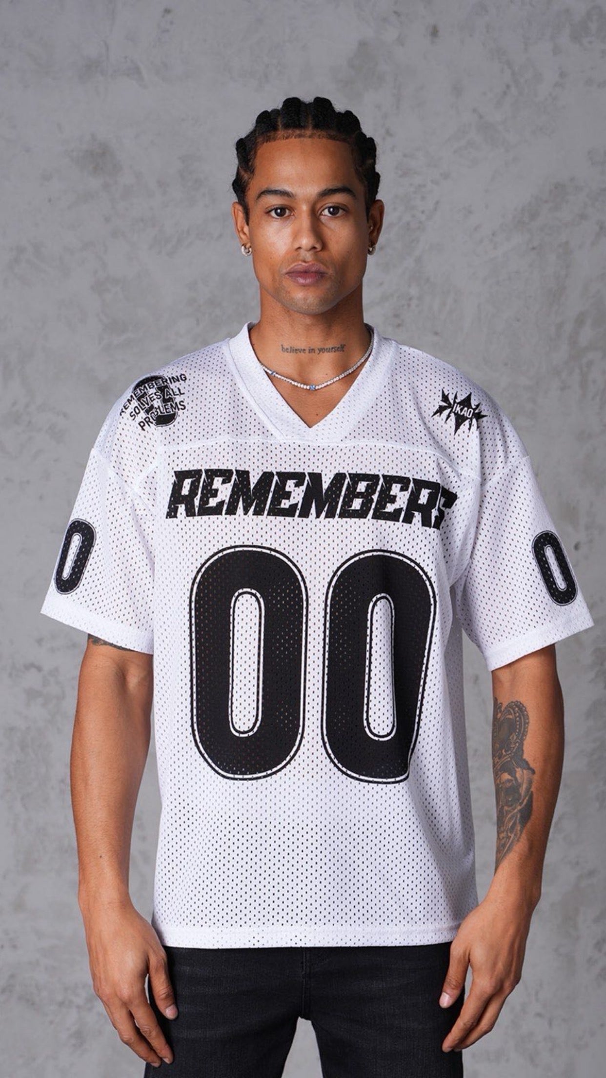 T-Shirt Col V Remember blanc
